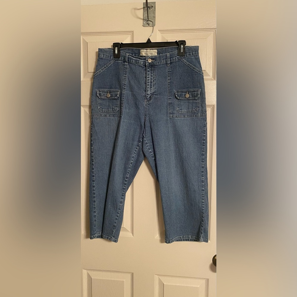 Mountain Lake Jean Company Stretch denim capris with multiple pockets